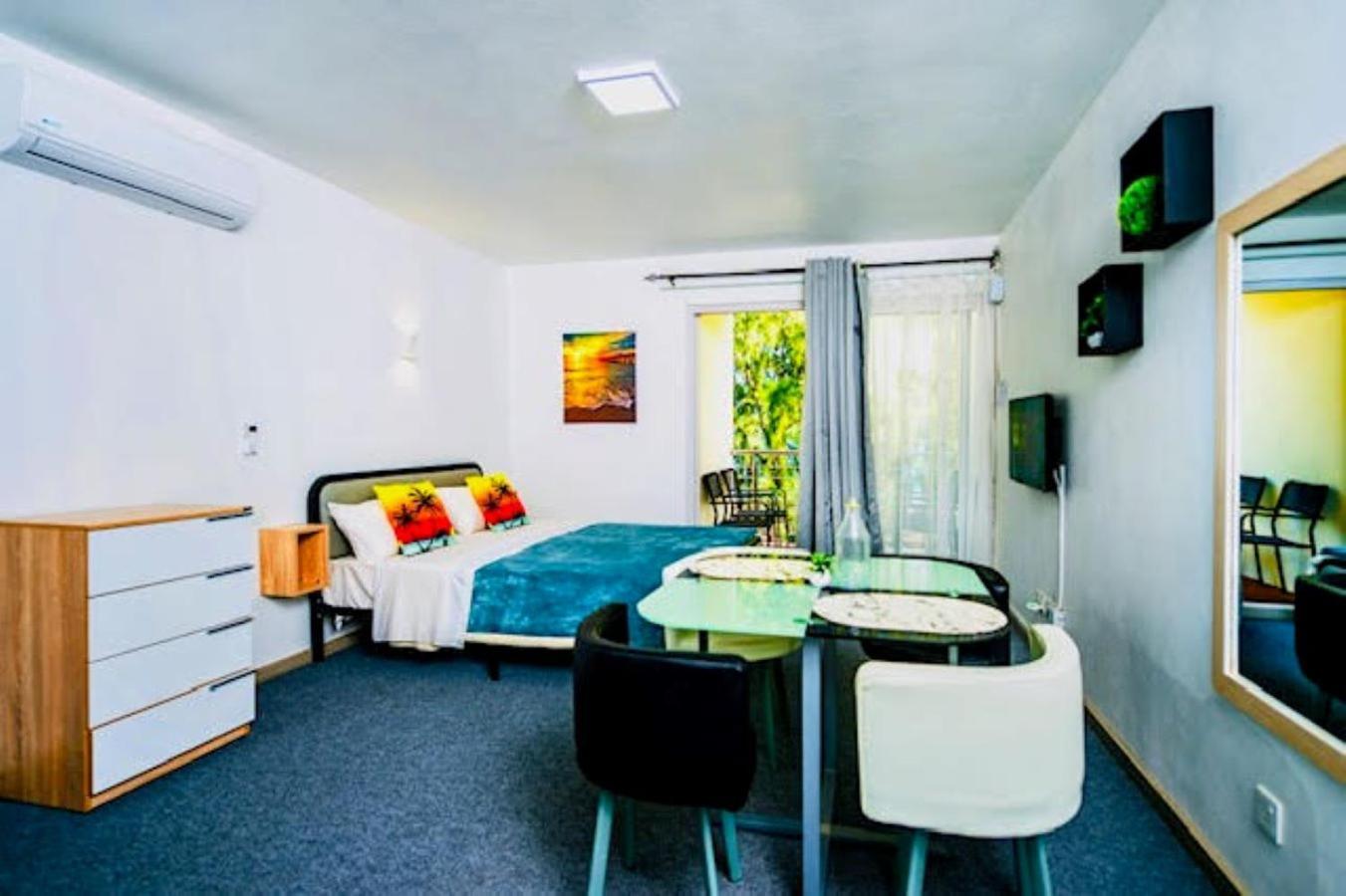 C-View Apartments Flic en Flac Экстерьер фото