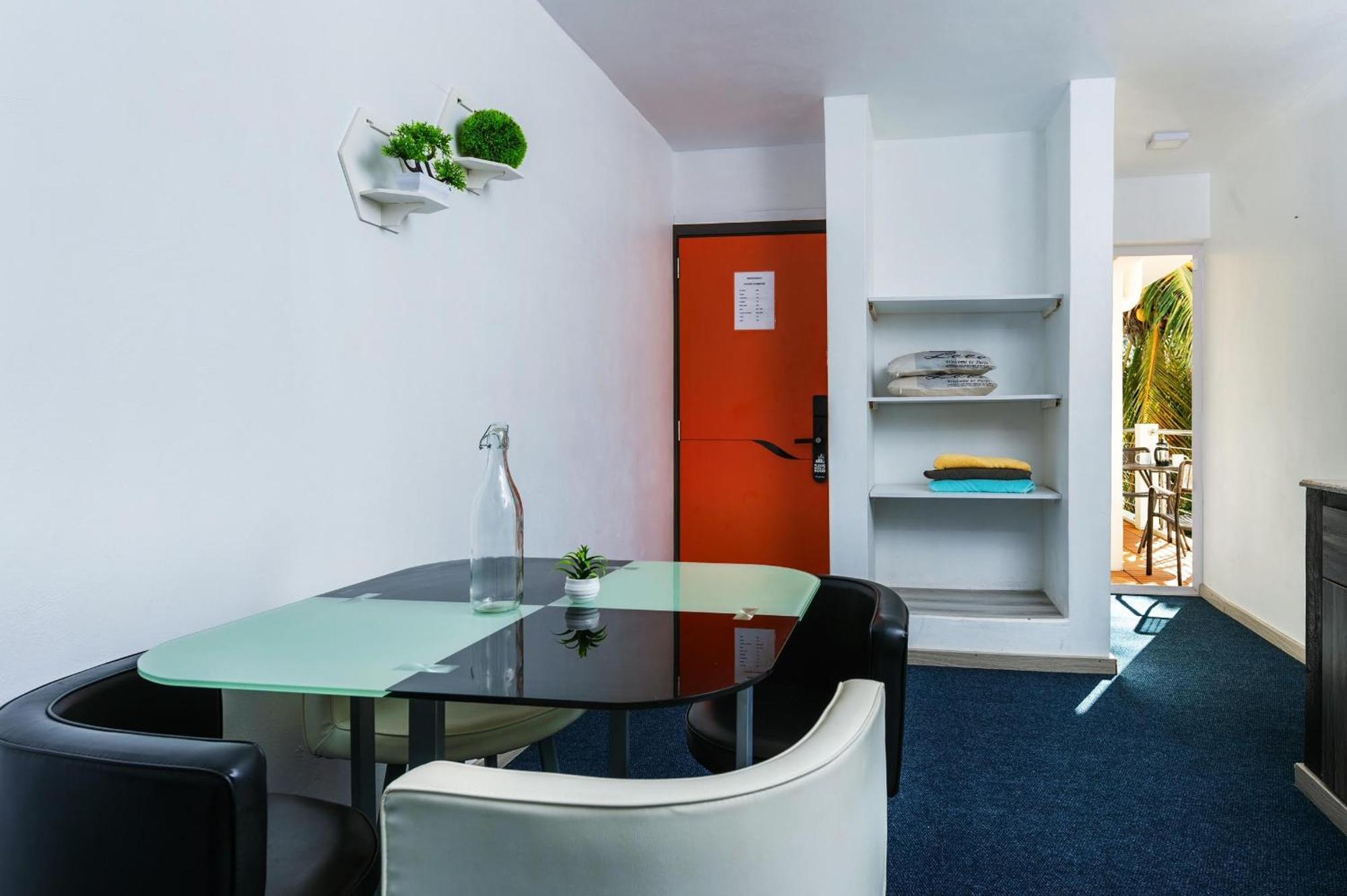 C-View Apartments Flic en Flac Экстерьер фото